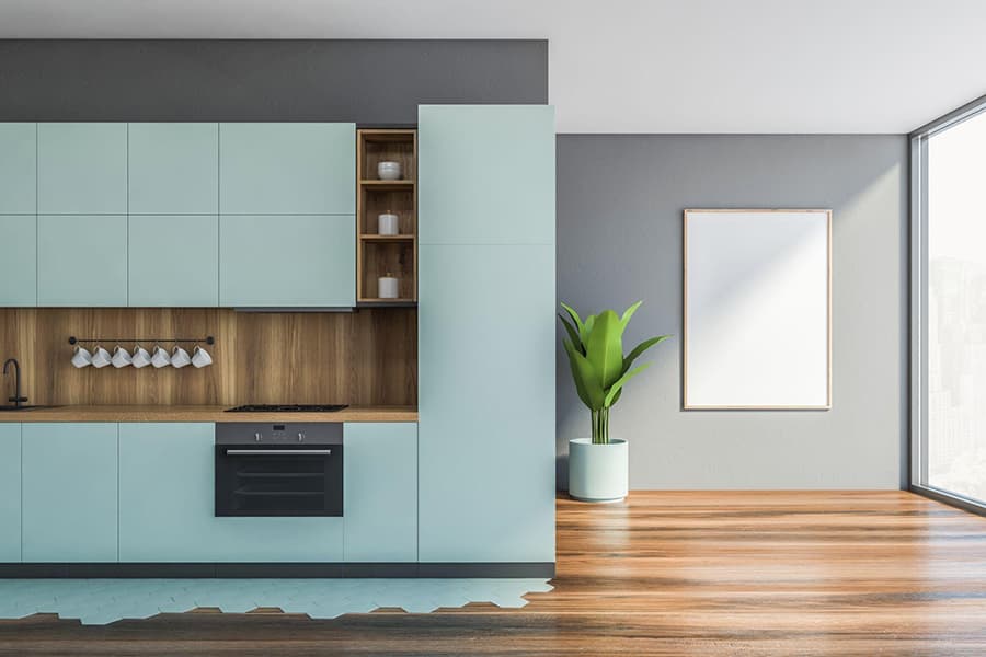 Яскраві елементи дизайну інтер'єру у сірій кухні