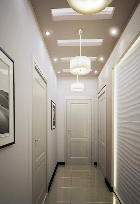 Гармонійне поєднання кількох різних світильників у вузькому передпокої