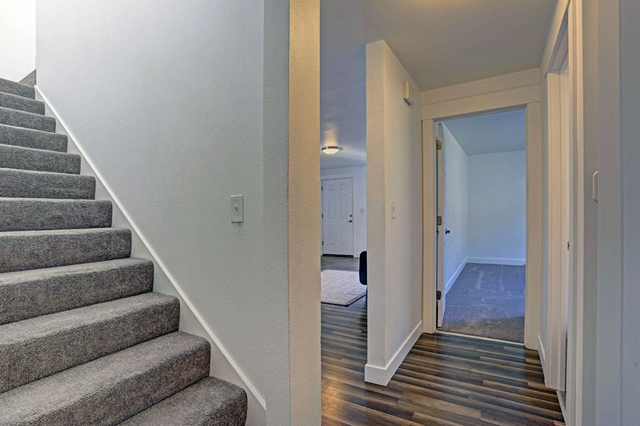 Інтер'єр вузького передпокою у світлих відтінках