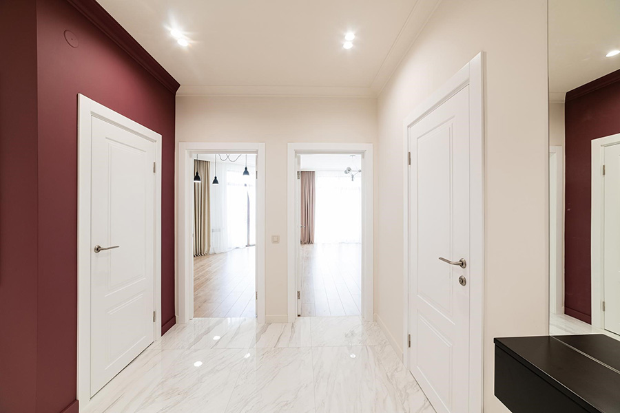 Использование контрастных оттенков в отделке стен и пола в прихожей