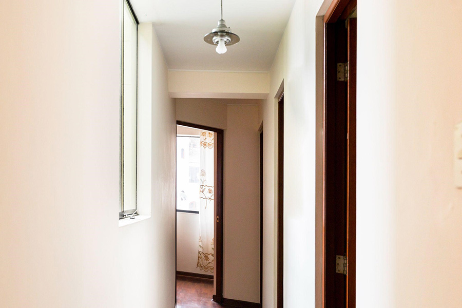 Як обіграти високі стелі у вузькому передпокої