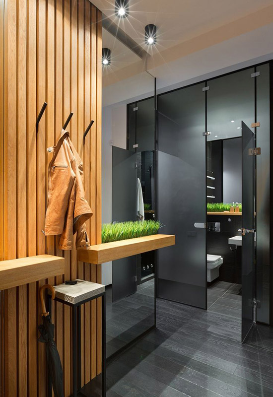 Красиве поєднання дерев'яних елементів оздоблення із зеленню в передпокої