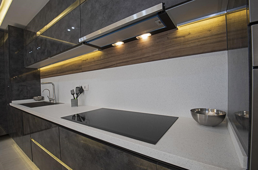 Чи потрібне підсвічування для витяжки на кухні