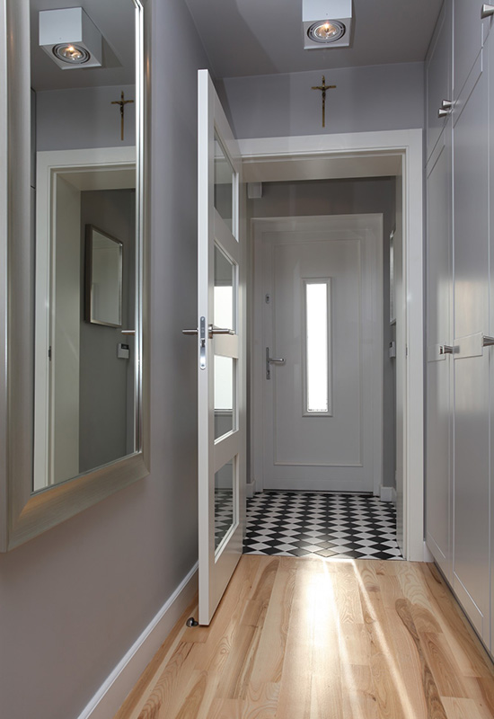 Отделка пола в разных зонах узкой прихожей