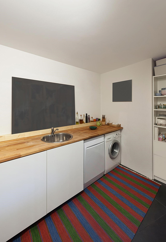 Строката килимова доріжка біля робочої зони на кухні