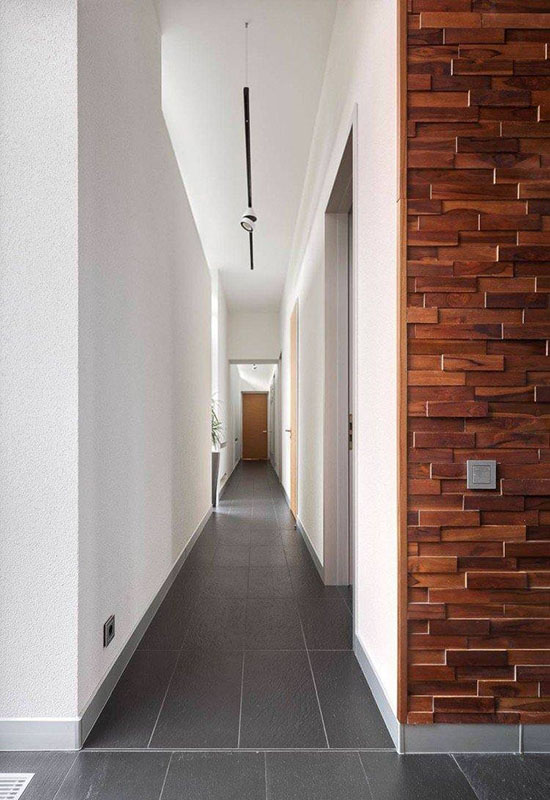 Пример прихожей со светлыми стенами и модульным освещением