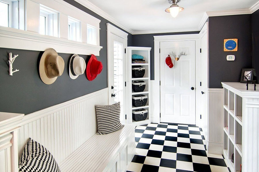 Поєднання природного освітлення з потужними світильниками в передпокої