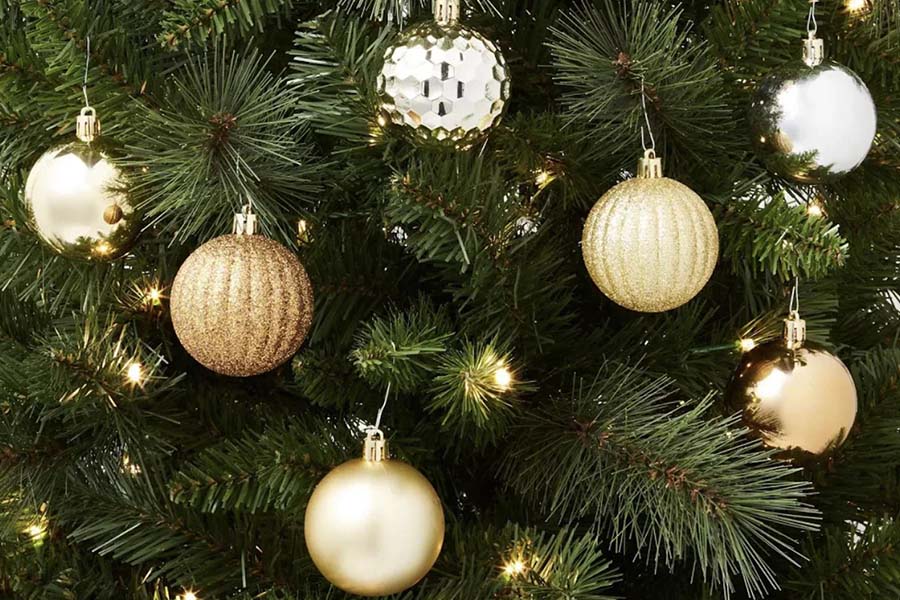 Декор новорічної ялинки 2024 скляними кулями