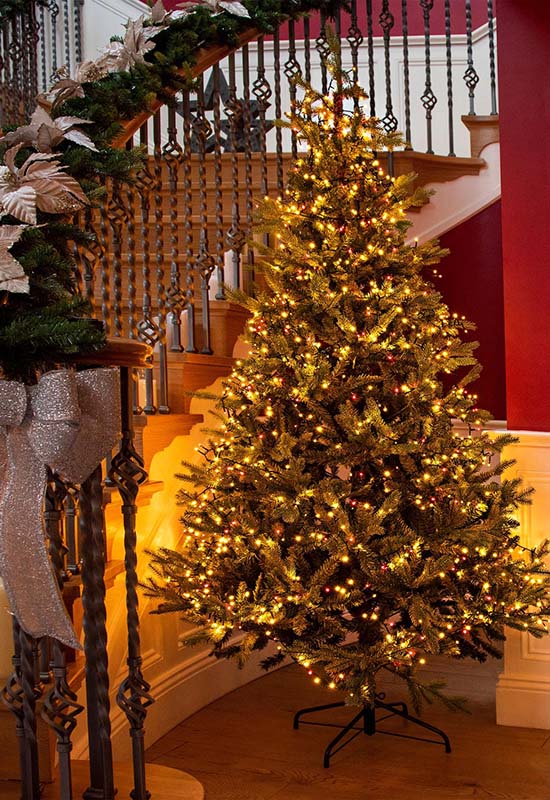 Красиве оформлення новорічної ялинки гірляндами