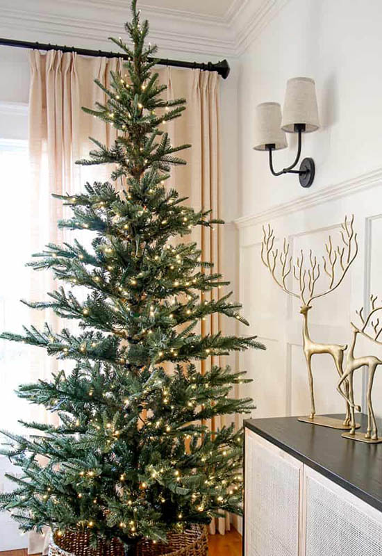 Новорічна ялинка без іграшок із гірляндою