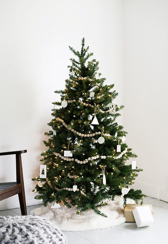 Новорічна ялинка до 2024 року з мінімальними прикрасами