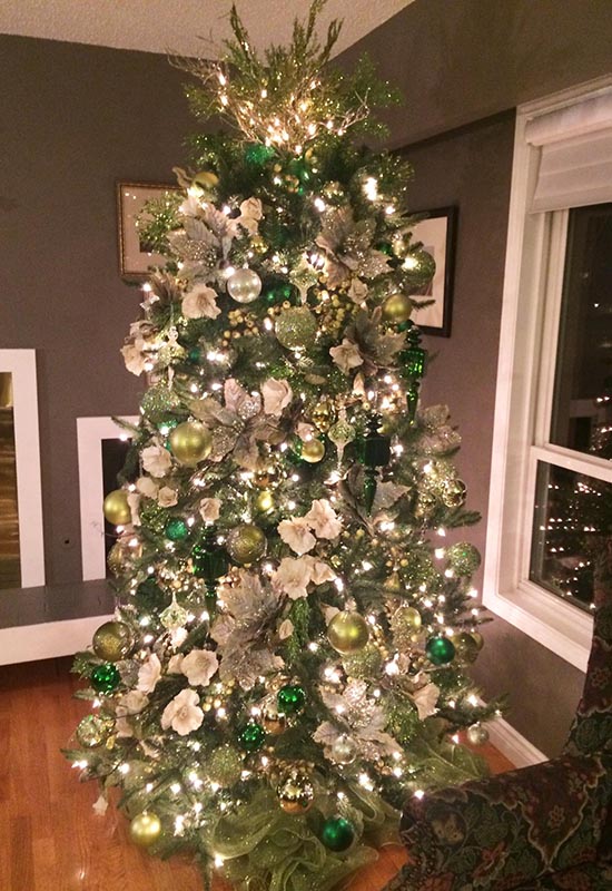 Оформлення новорічної ялинки великими золотистими та зеленими іграшками