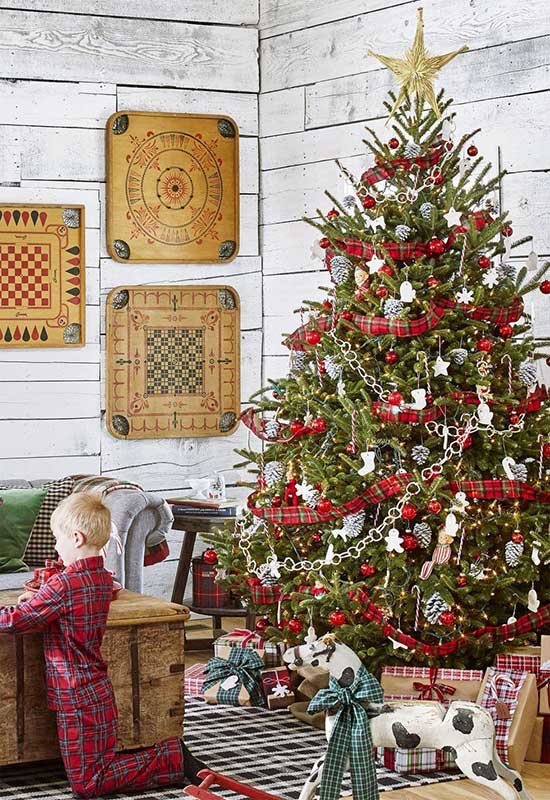 Приклад вбраної ялинки з дизайном у стилі кантрі