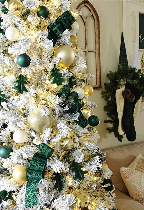 Світлі поєднання відтінків на новорічній ялинці до 2024 року