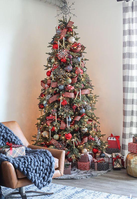 Варіант красивого оформлення ялинки на майбутній Новий Рік Зеленого Дракона