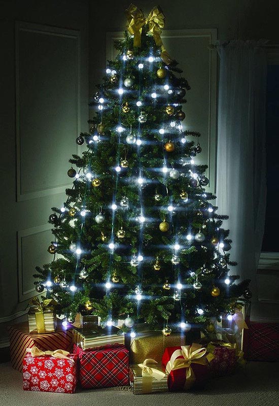 Вертикальне розташування ялинкових прикрас на ялинці