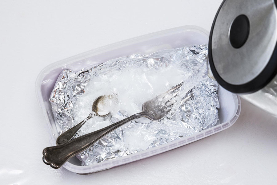 Чищення срібла за допомогою фольги та соди