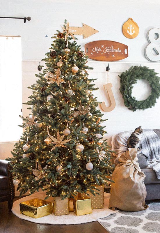 Декорирование новогодней елки игрушками и гирляндами в древесных оттенках к 2024 году