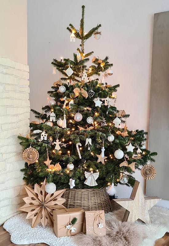 Фигурки из разных материалов на новогодней елке