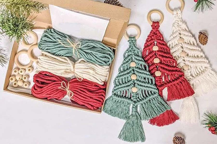 З чого можна зробити саморобні іграшки на ялинку до 2024 року