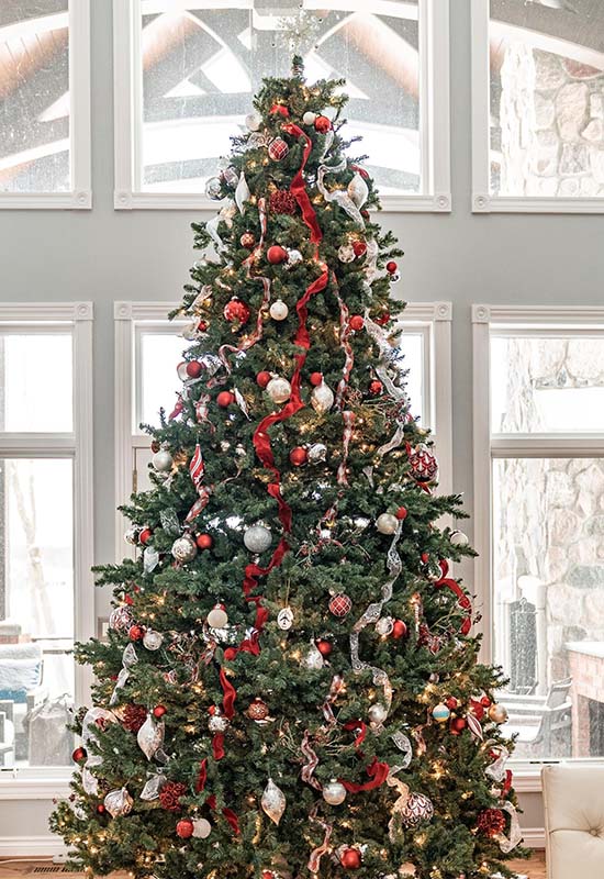 Как красиво украсить высокую пышную елку на 2024 год Зеленого Дракона