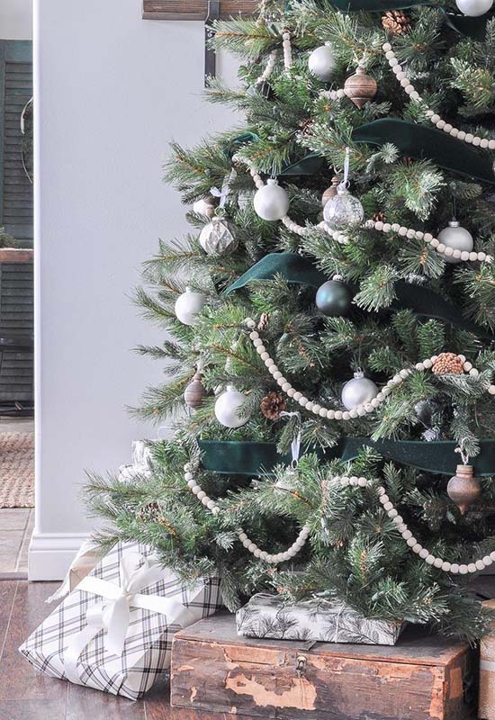 Як прикрасити красиво ялинку білим намистом