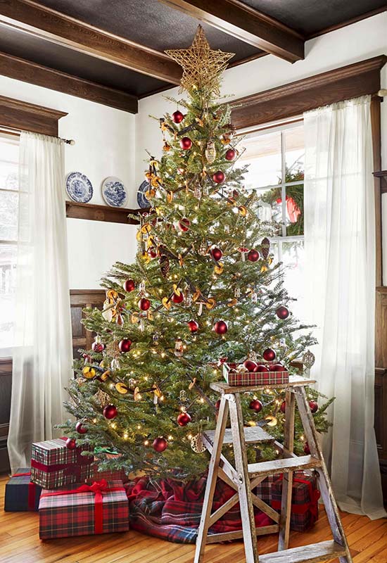 Як прикрасити новорічну ялинку до 2024 року в кантрі стилі
