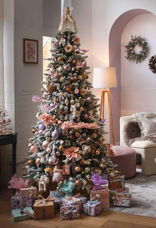 Оформлення ялинки на Новий Рік у ніжних відтінках