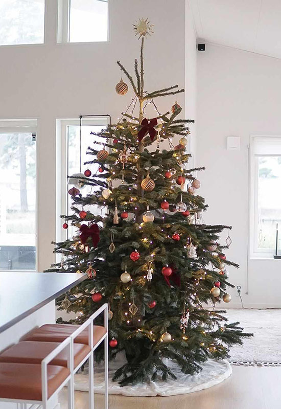 Пример оформления елки к 2024 Новому году в скандинавском стиле