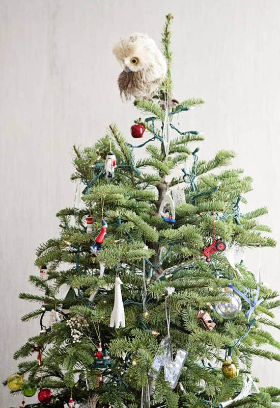 Пример оформления елки самодельными игрушками на Новый 2024 год