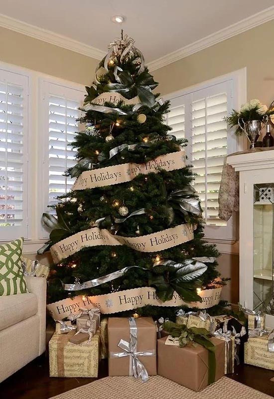 Пример украшения новогодней елки к 2024 году спиральным способом