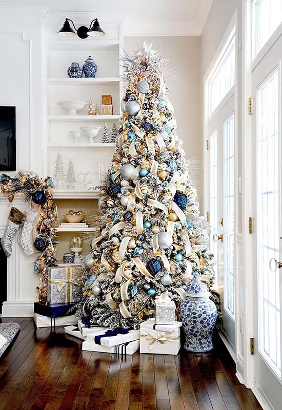 Реальный пример новогодней елки в бело-синих цветах