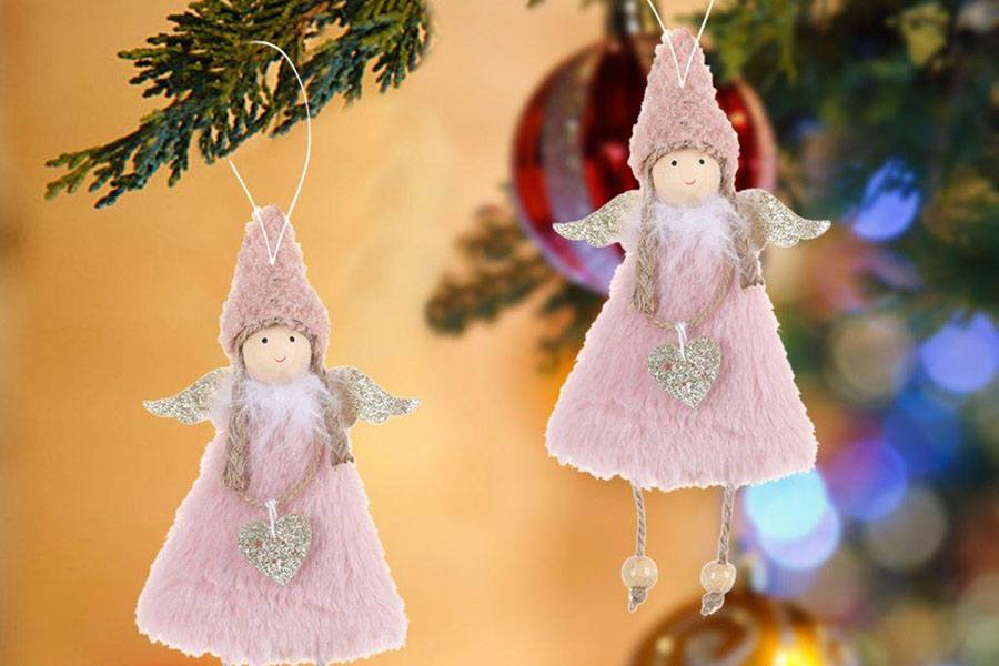 Прикрашання ялинки до Нового 2024 року за допомогою фігурок