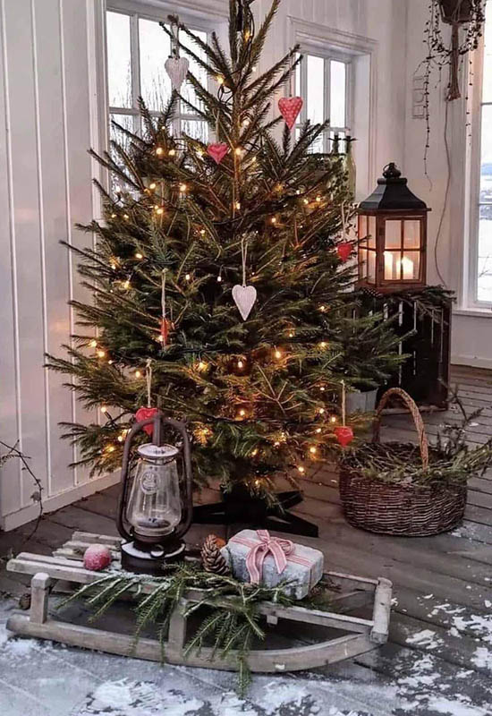 Варіант оформлення новорічної ялинки до 2024 року на вулиці