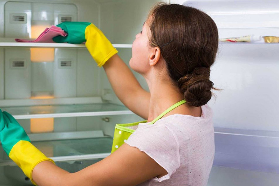 Чим можна швидко усунути неприємні запахи з холодильника