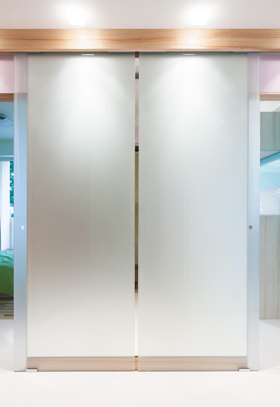 Подвійні міжкімнатні двері зі скла на всю висоту стіни