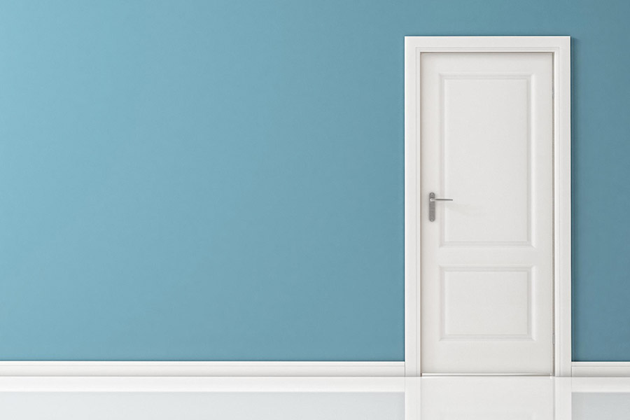 Міжкімнатні двері білого кольору на контрасті блакитної стіни