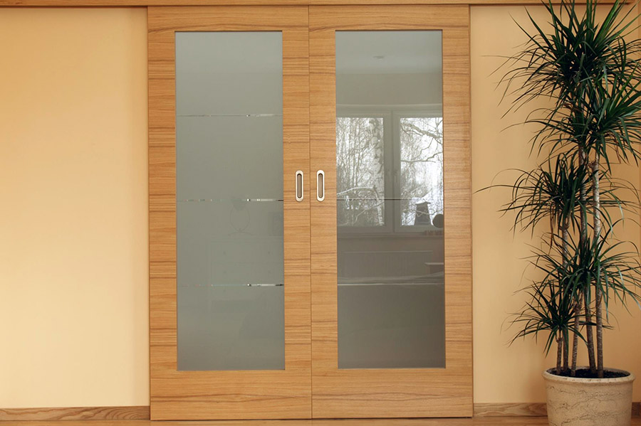 Міжкімнатні двері з повнорозмірними матовими стеклами