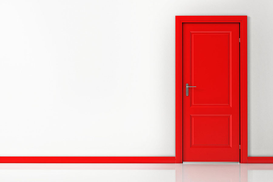 Міжкімнатні двері яскравого кольору з акцентним червоним забарвленням