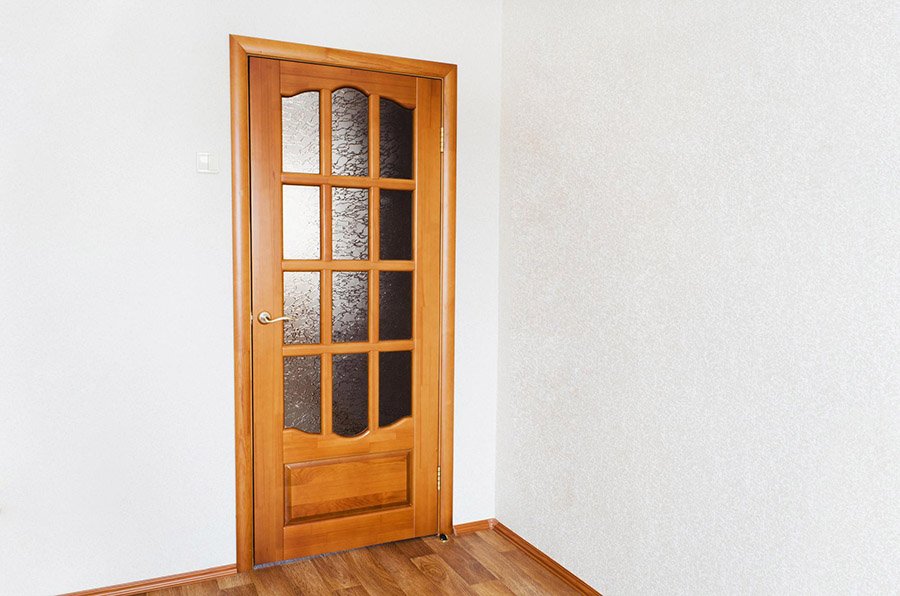 Надійні міжкімнатні двері з дерева зі вставками зі скла