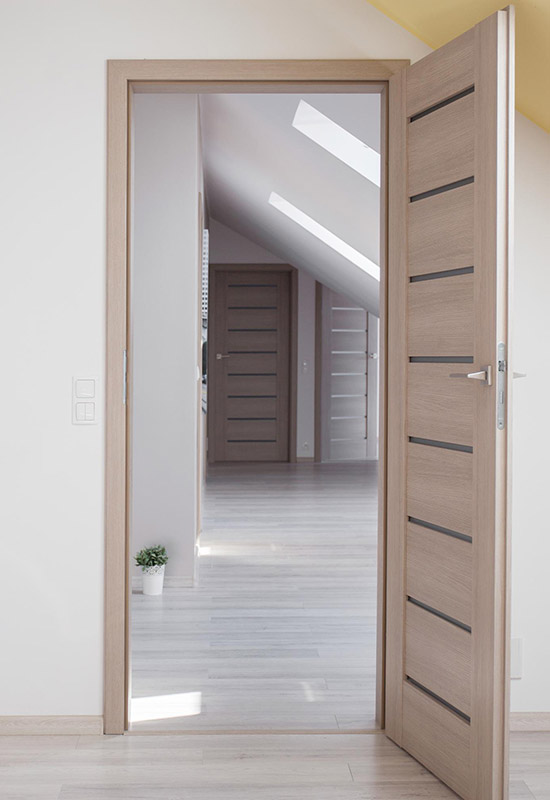 Панельні міжкімнатні двері в теплих тонах