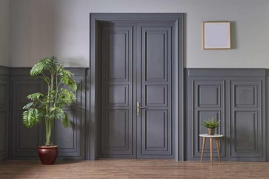 Який вигляд мають міжкімнатні дерев'яні двері в сірих відтінках у сучасному інтер'єрі