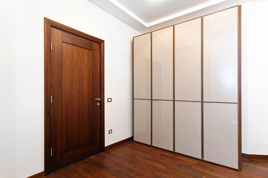 Класичні дерев'яні міжкімнатні двері в коричневих тонах