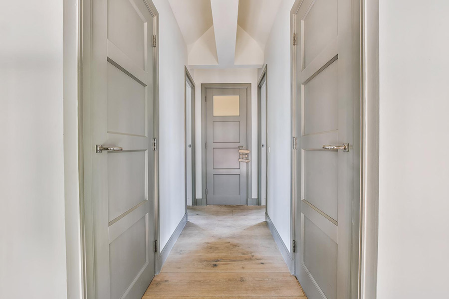 Однакові міжкімнатні двері теплих відтінків у сучасному дизайні інтер'єру