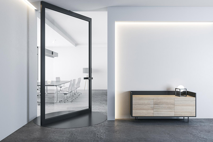 Поворотні міжкімнатні двері в інтер'єрі зі стилем мінімалізм