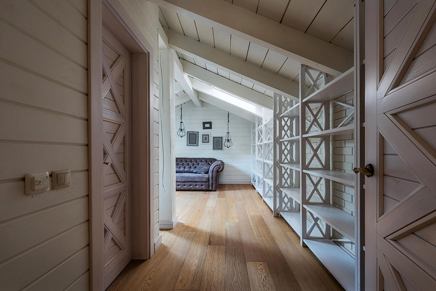 Рельєфні міжкімнатні двері з дерева в довгому коридорі