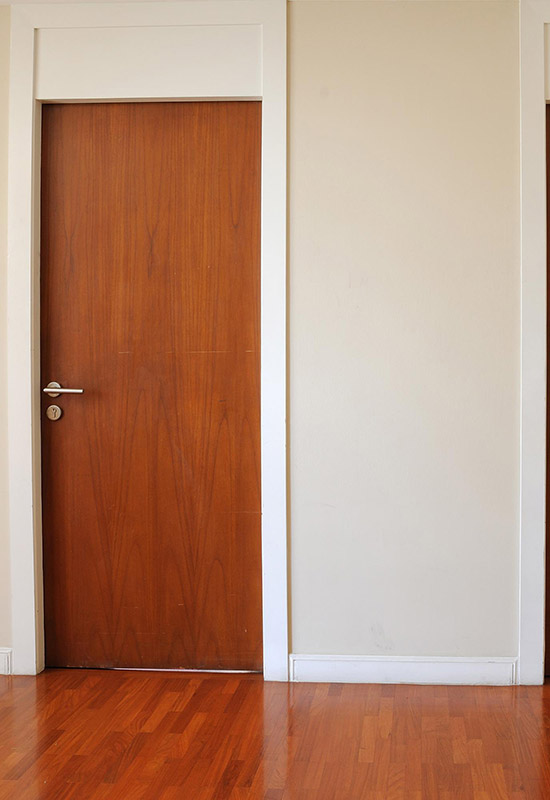 Вдале поєднання відтінків підлоги та міжкімнатних дверей