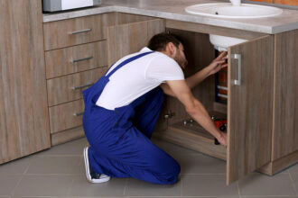 Как избавиться от запаха из канализации или когда стоит заказать услуги чистки канализации?