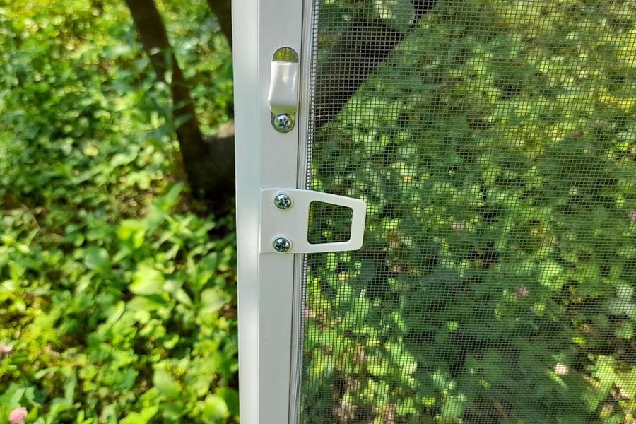 Защита от комаров в квартире с помощью механического барьера