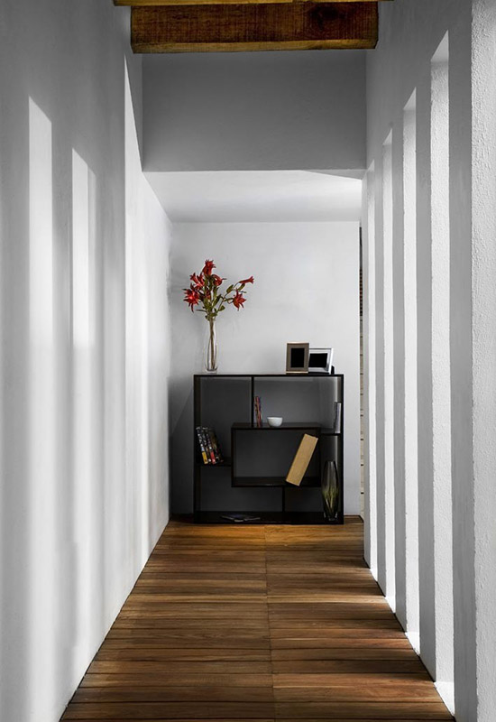 Приклад поєднання світлих і деревних тонів у дизайні передпокою